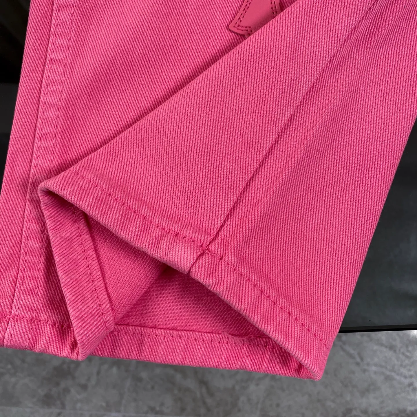 P250 chrome hearts 2025 new limited edition rose pink jeans vi Top heavy industry fashionable design] Consistent high street luxury style creation. Speaking of this style, the Zangyin family and GU family are definitely the leading representative brands. Especially the Zangyin family has really achieved a state-of-the-art effect in creating high street style. The unique washed material is used to create this style. The color system is quite eye-catching. After it is decorated with patchwork cross flowers, it cleverly highlights the charm of the brand. Secondly, this style uses classic The classic high-waist cutting design highlights the long legs and fashionable temperament of the upper body. The brand is highly recognizable and the slim fit configuration is more suitable for daily wear. It is a product that interprets personality, fashion, and specifications at a glance. This single product is enough to make any fan excited. It can be a white T-shirt for youthful preppy style, or a tight suspender for lady style. It has strong matching ability and can be easily controlled by men.  [Materials and craftsmanship] Needless to say, this point goes without saying. As an excellent craftsman brand, Zangyin’s requirements for details and craftsmanship are really perfect. The washed color of this model has gone through so many processes, not to mention the embellishment of denim appliques. It is also purely hand-made and sewn. Just like what they believe in, only hand-made things have soul and have the meaning of wear. A top-notch heavy-duty fashionable denim item, I look forward to your perfect interpretation! !  Size:28-34
